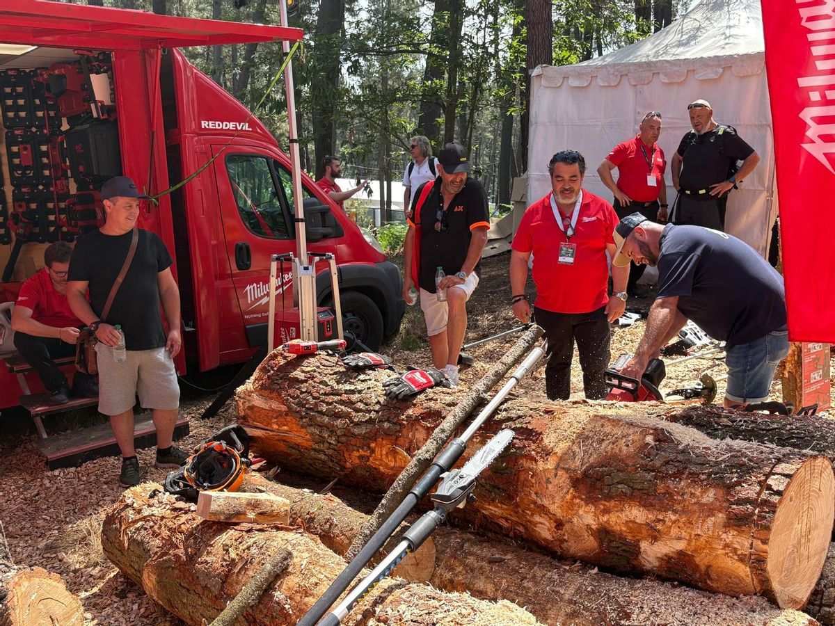 Pruebas en uno de los stands de Asturforesta.
