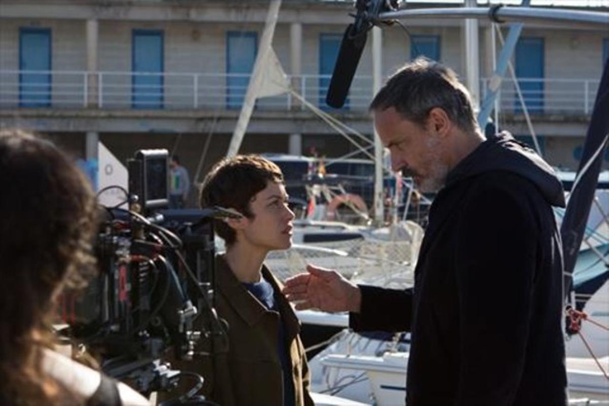 Aida Folch y Francesc Garrido, en una escena del rodaje de 'Sé quién eres', en el puerto de Mataró.