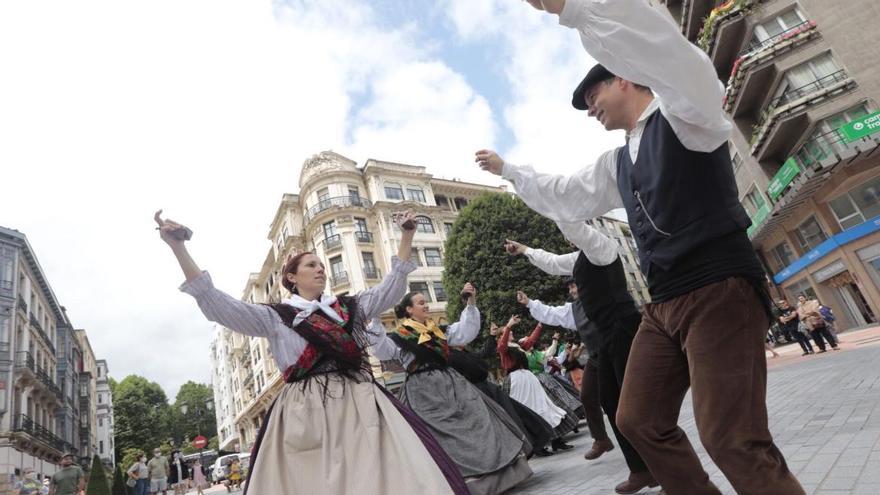 El grupo de baile &quot;Xeitu&quot;, actúa en el centro de Oviedo a principios de julio.