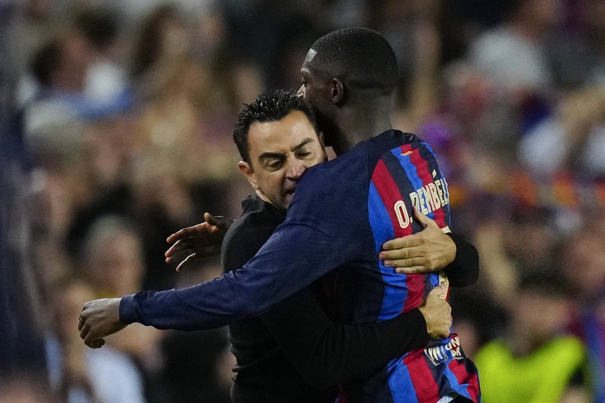 35. Dembélé junto a Xavi, uno de sus grandes defensores.jpg