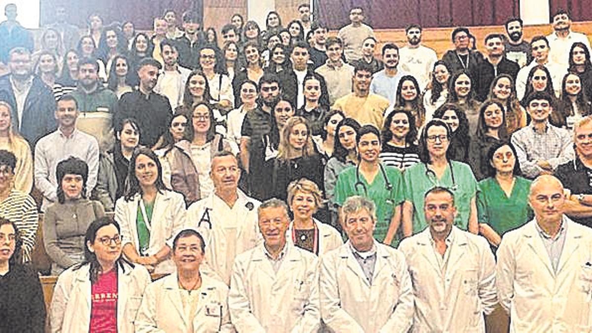 Los nuevos residentes del área sanitaria junto al personal del CHUS que los recibió en el Clínico.