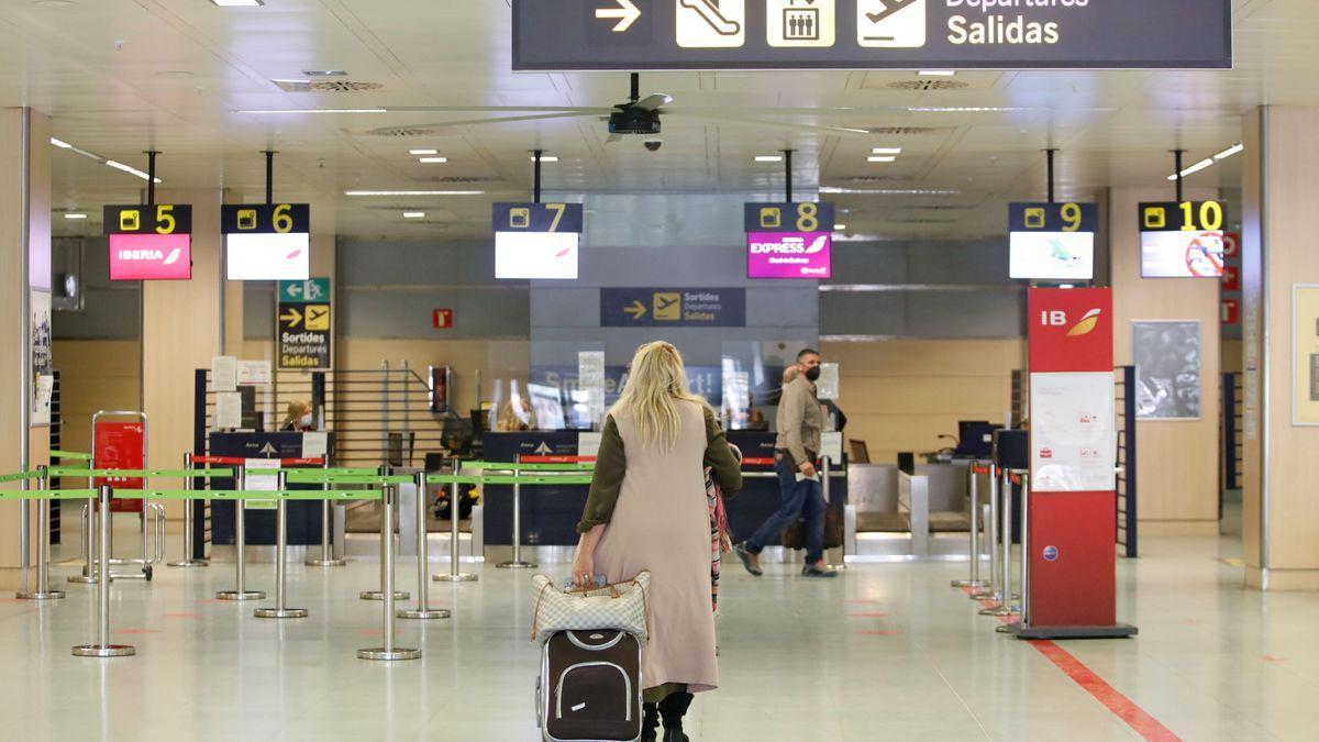 Una pasajera en el Aeropuerto de Ibiza