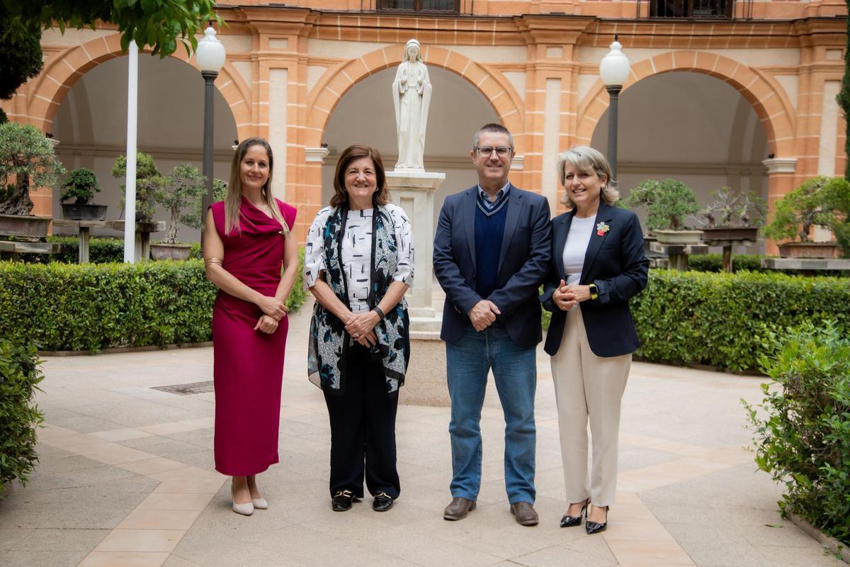 Los investigadores junto a la presidenta de la UCAM y su vicerrectora de Investigación.