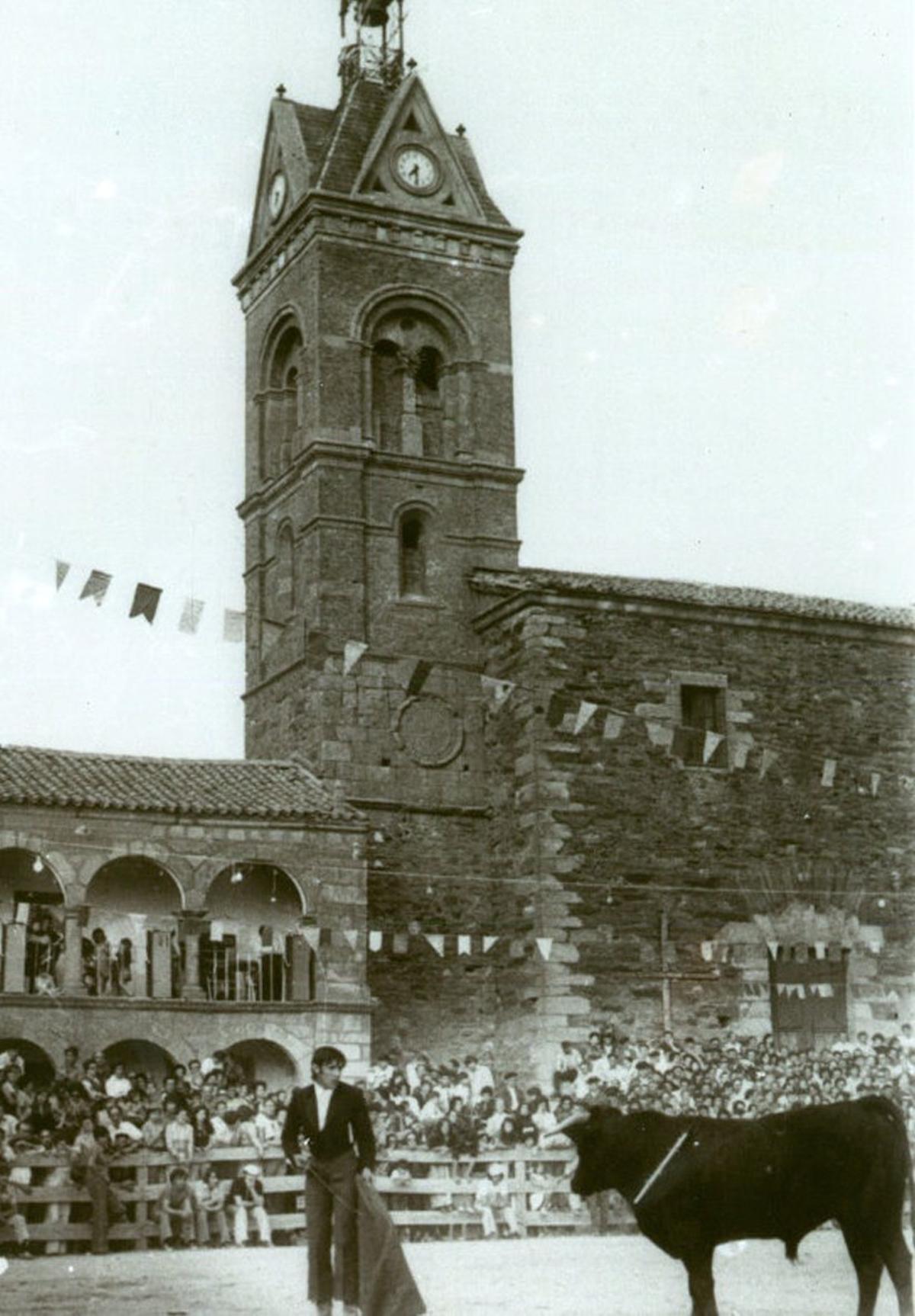Pascual Mezquita, toreando y apoyado por el pueblo de Carbajales de Alba; a la derecha, en la foto de su graduación universitaria; antes de hacer el paseíllo con Morante y El Juli, e iniciando un pase de pecho. | C EDIDAS