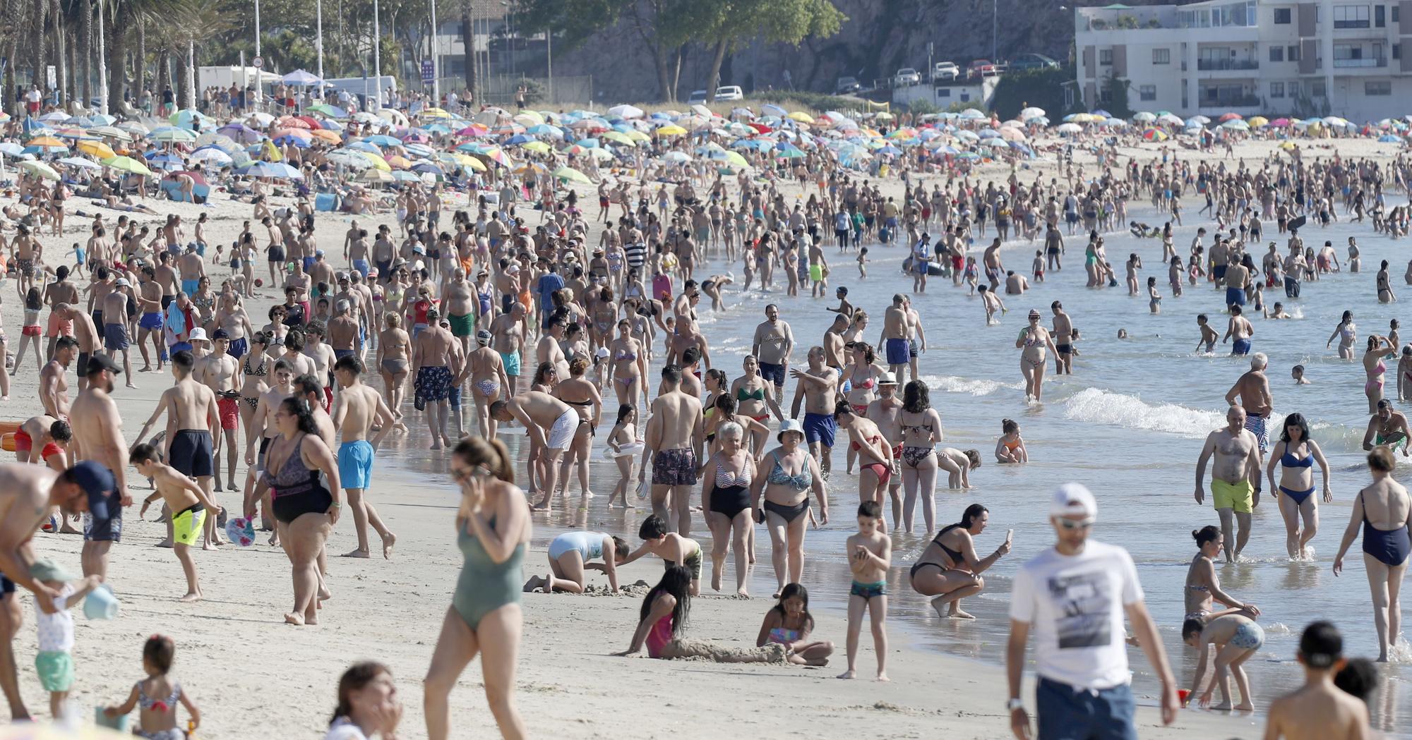 Plaga de sombrillas en Samil, con los termómetros superando los 35 grados