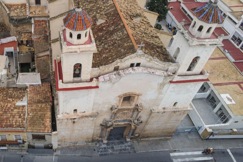 Imágenes de los campanarios de Santiago el Mayor, Catedral y Nuestra Señora de Monserrate en Orihuela y San Martín de Callosa. El Consell ha protegido como BIC sus campanas góticas.