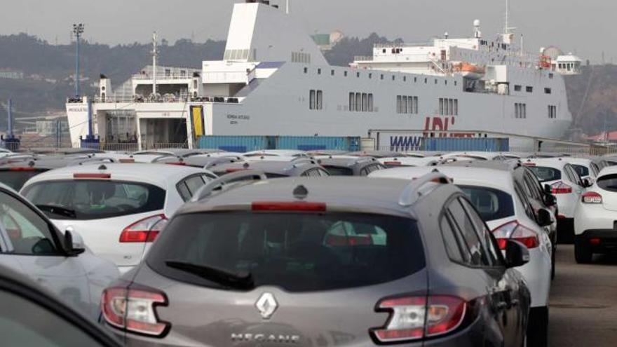 Vehículos de las factorías de Renault en Castilla y León, preparados para su carga en el barco de la autopista del mar.