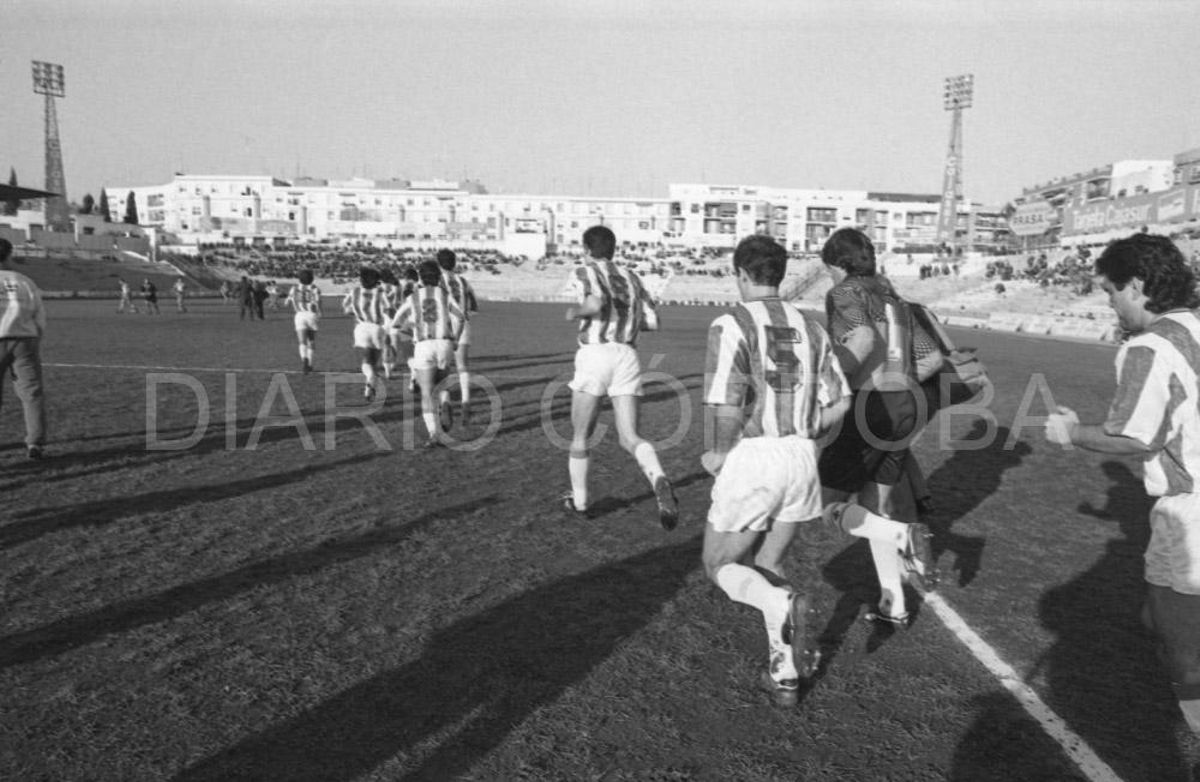 Los futbolistas del Córdoba CF saltan al terreno de juego durante un choque en el antiguo El Arcángel.