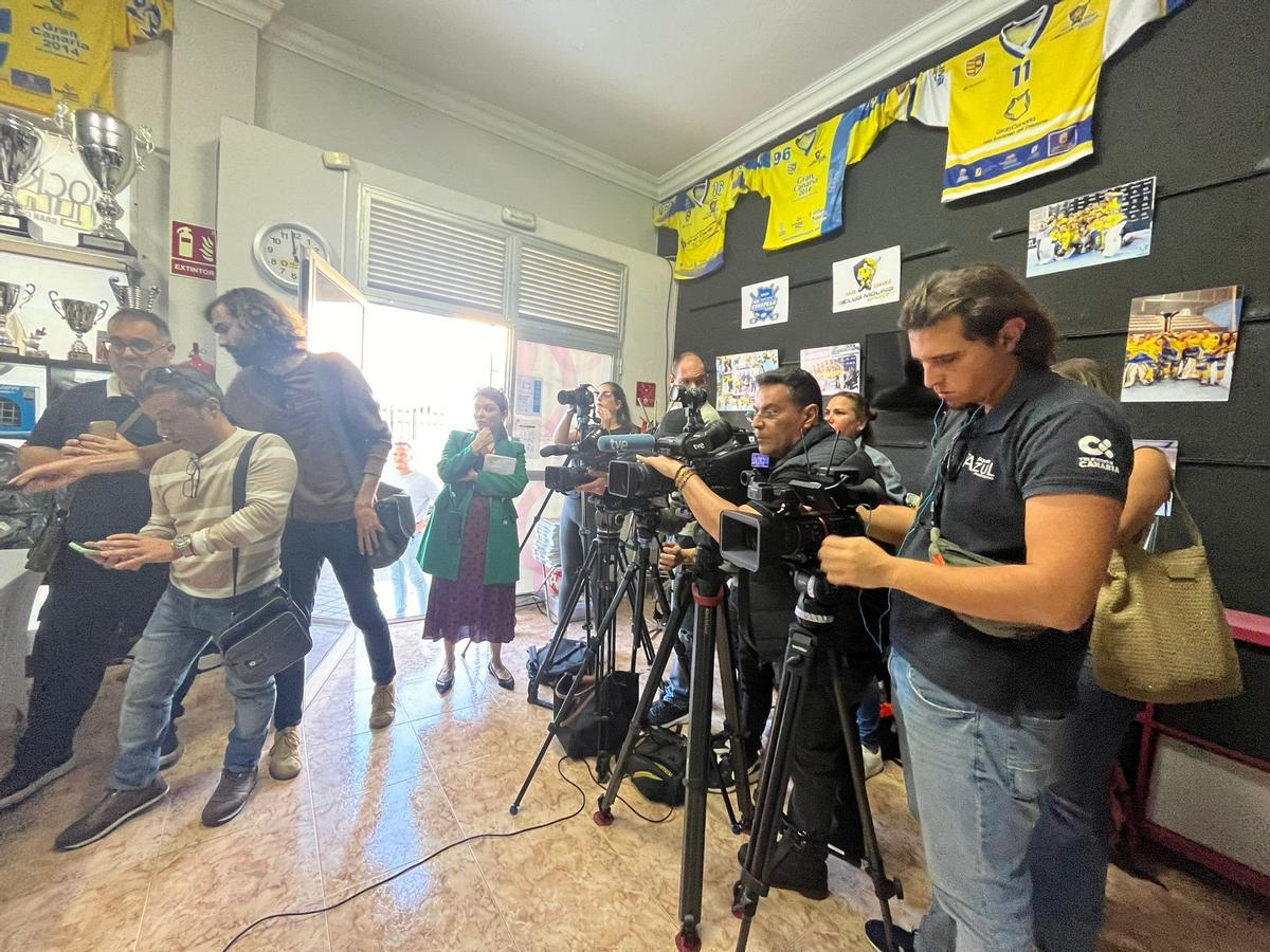 Los medios informativos que acudieron a la sede del Molina Sport, en el barrio de Schamann.