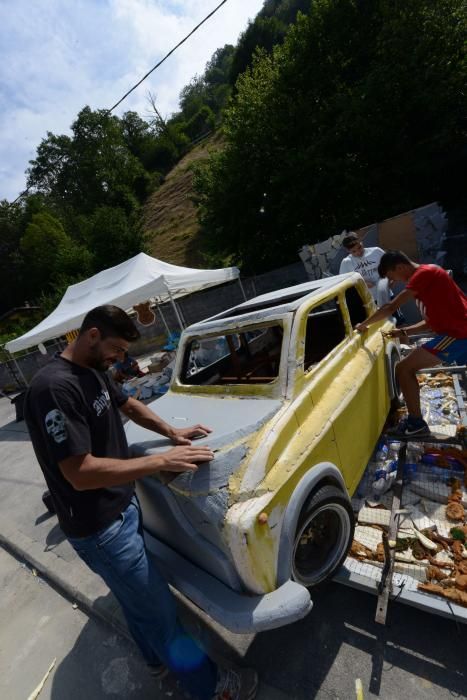 Preparación de embarcaciones del descenso floklórico de Laviana