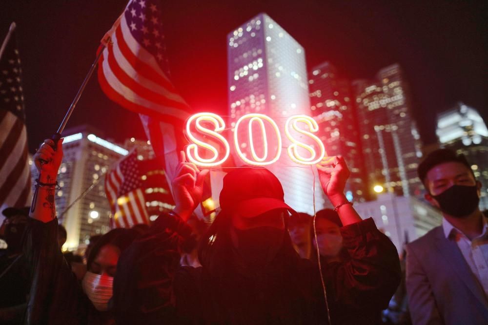 Una manifestación pacífica, legal y masiva en Hong Kong, en agradecimiento a Estados Unidos por aprobar dos leyes en apoyo a las protestas, acabó con un nuevo episodio de tensión con la policía.