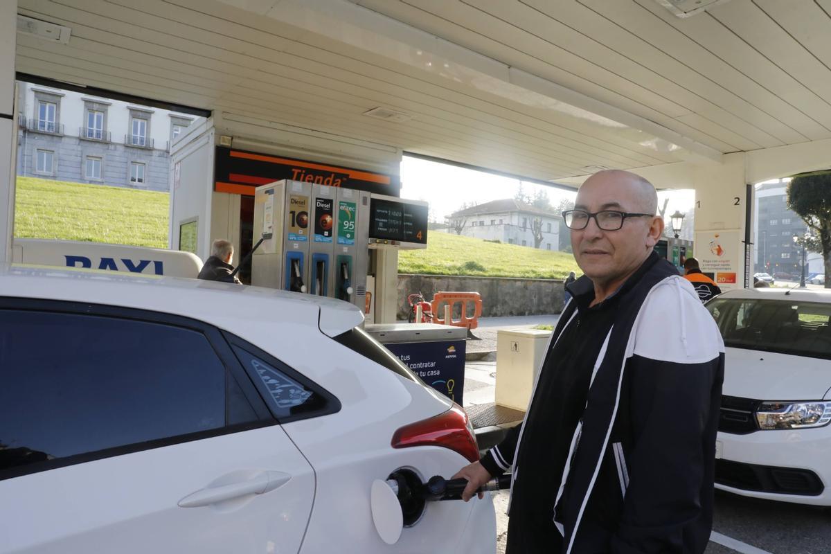 Lázaro Hernández en la gasolinera de Buenavista (Oviedo).