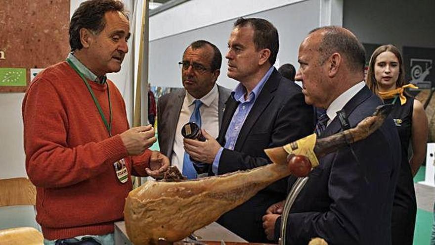 Un productor de jamón conversa con el presidente de la Diputación, Francisco José Requejo, Ángel Sánchez y José María Barrios.