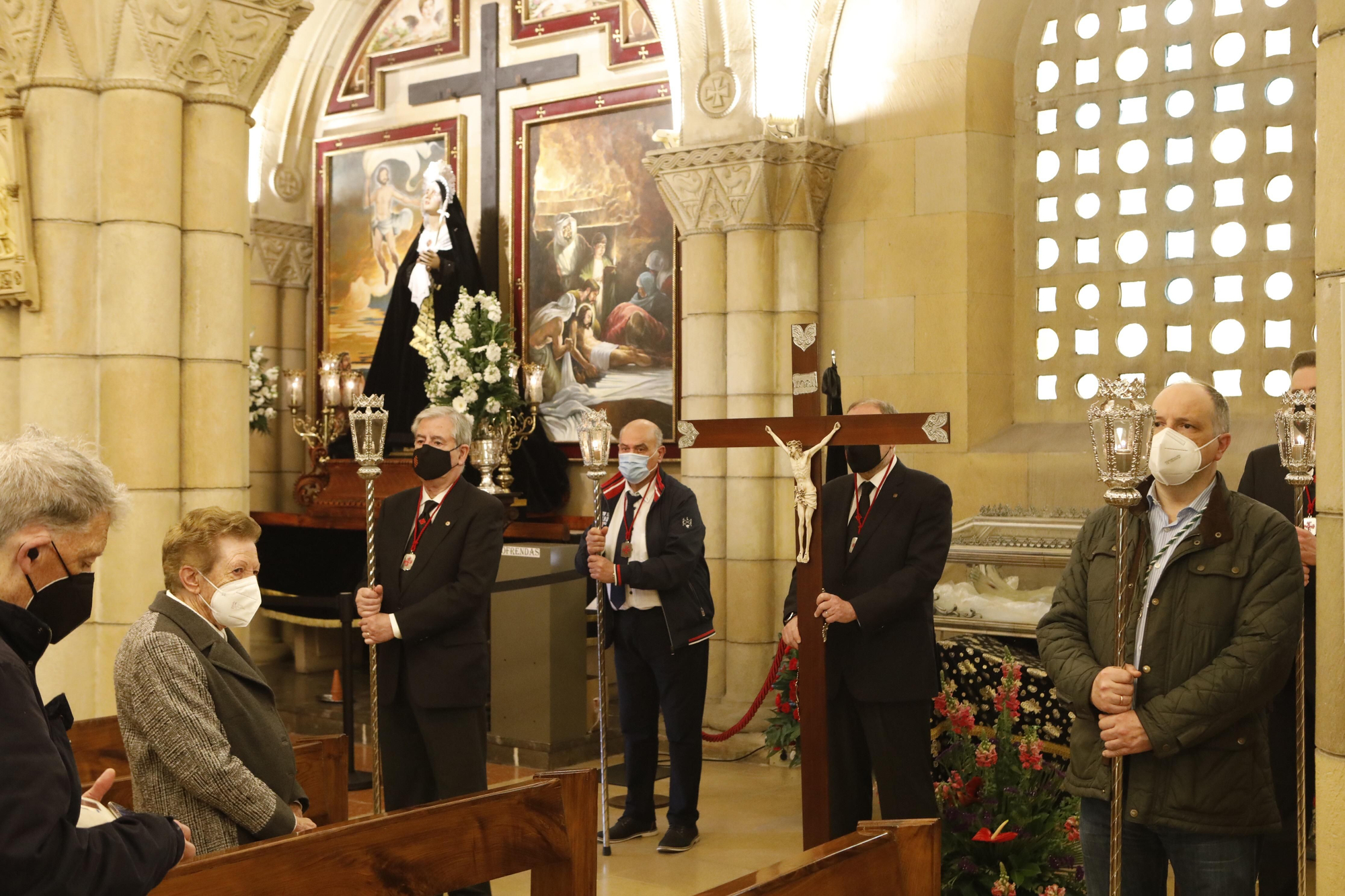 Celebración del Vía Crucis en la iglesia de San Pedro en Viernes Santo