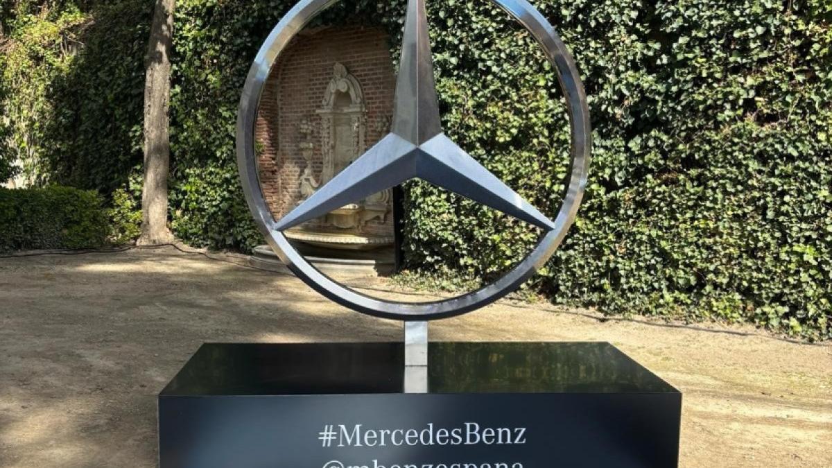 Mercedes-Benz España instaló un vistoso elemento, que se iluminaba por la noche, en los jardines del Palacio de Liria.