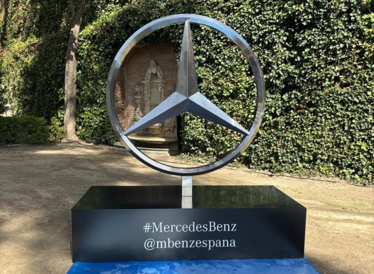 Mercedes-Benz España instaló un vistoso elemento, que se iluminaba por la noche, en los jardines del Palacio de Liria.