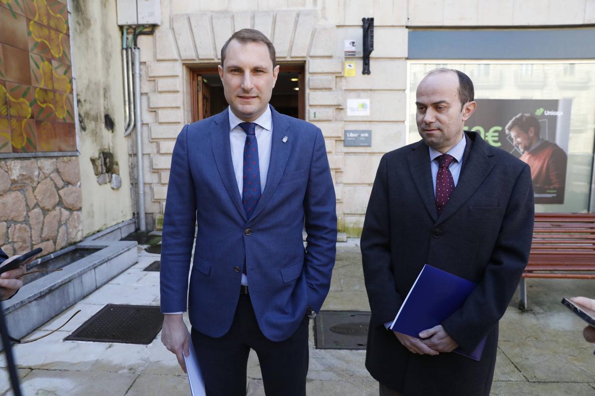 Adrián Pumares junto a José Alfredo García Fernández del Viso, este martes, antes de la reunión en la Cámara de Comercio de Avilés.