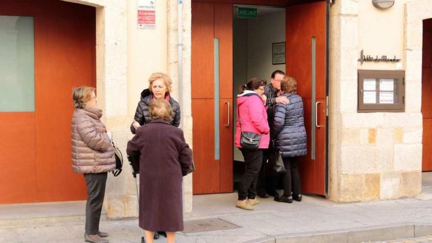 Un grupo de personas en el exterior del velatorio de la semanasantera.