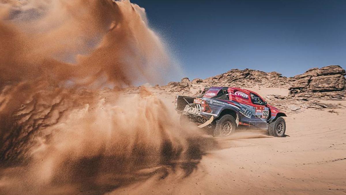 Espectacular imatge del Toyota de l’argentí Lucio Álvarez i de l’igualadí Armand Monleón | DAKAR.COM