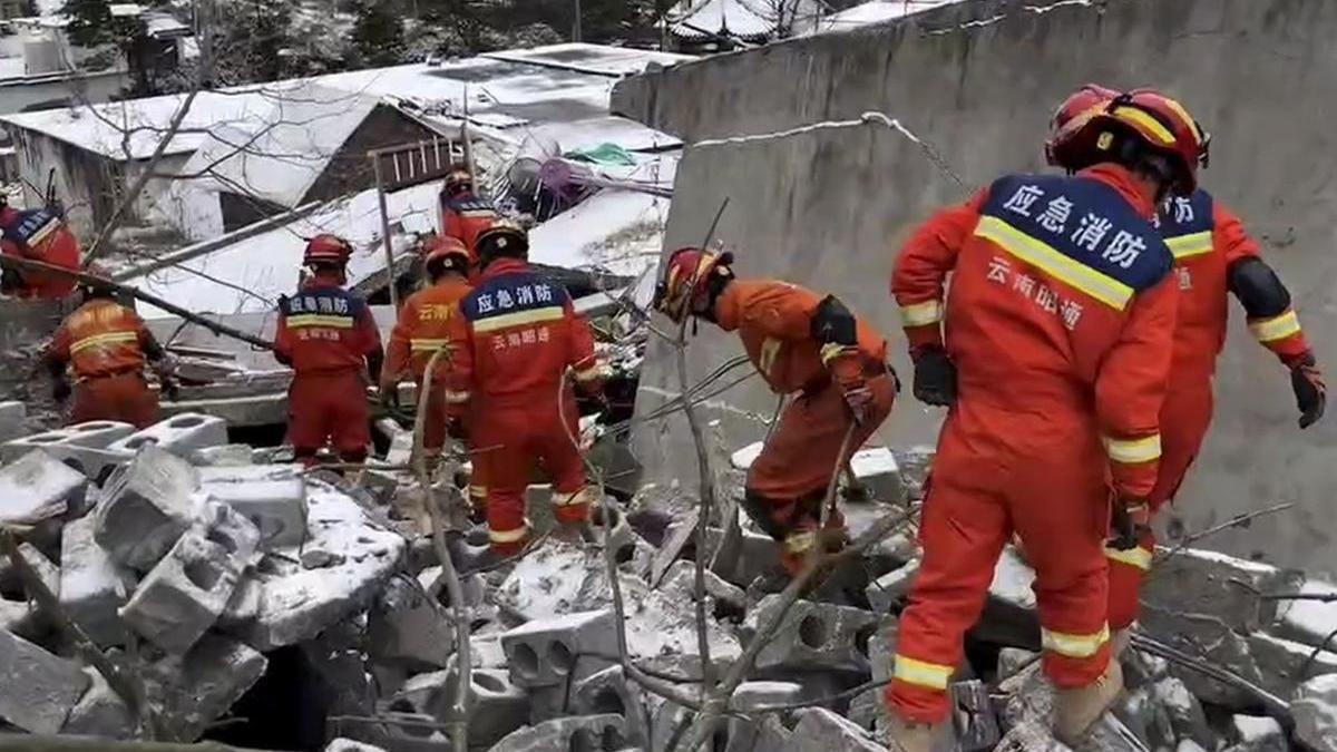 Los equipos de rescate buscan supervivientes en la localidad china de Zhaotong tras el desprendimiento de tierra.