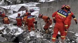 Los equipos de rescate buscan supervivientes en la localidad china de Zhaotong tras el desprendimiento de tierra.