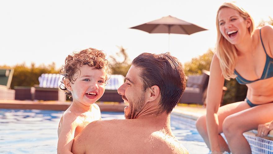 En verano, sol, música y chapuzones… sin poner en riesgo tus oídos
