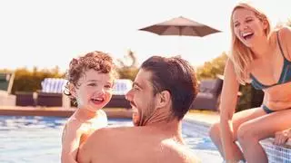 En verano, sol, música y chapuzones… sin poner en riesgo tus oídos