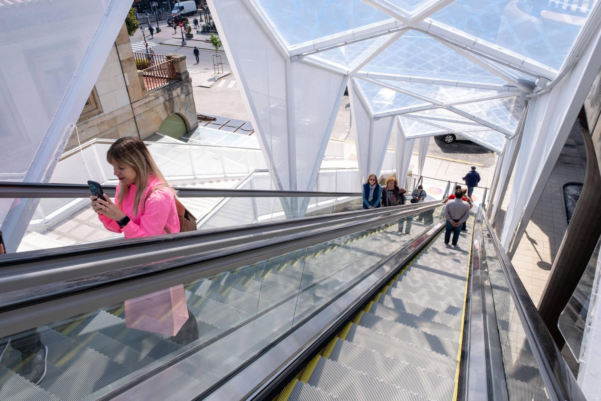 Las nuevas escaleras mecánicas que conectan Uría con la Losa de Oviedo empiezan a funcionar