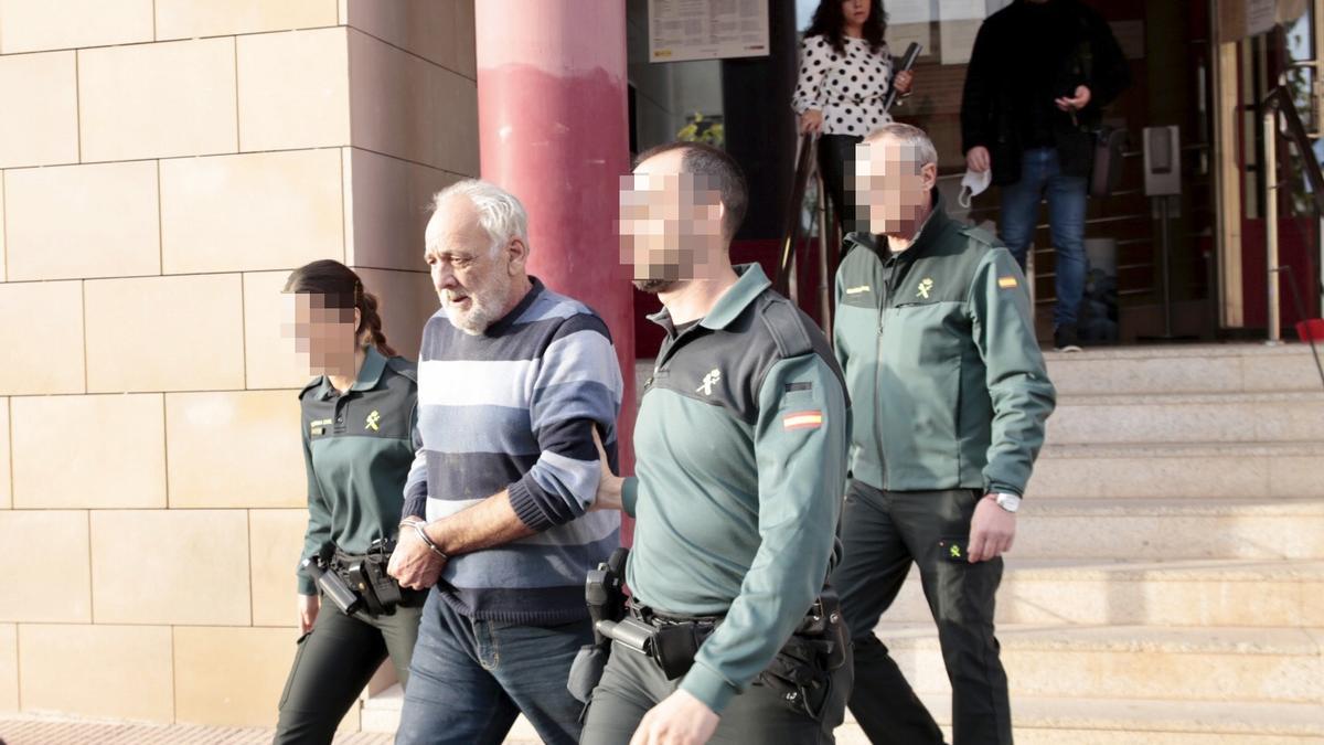 Michael, de 69 años, el día que fue llevado al Juzgado de Totana por matar a su pareja en Camposol, Mazarrón.