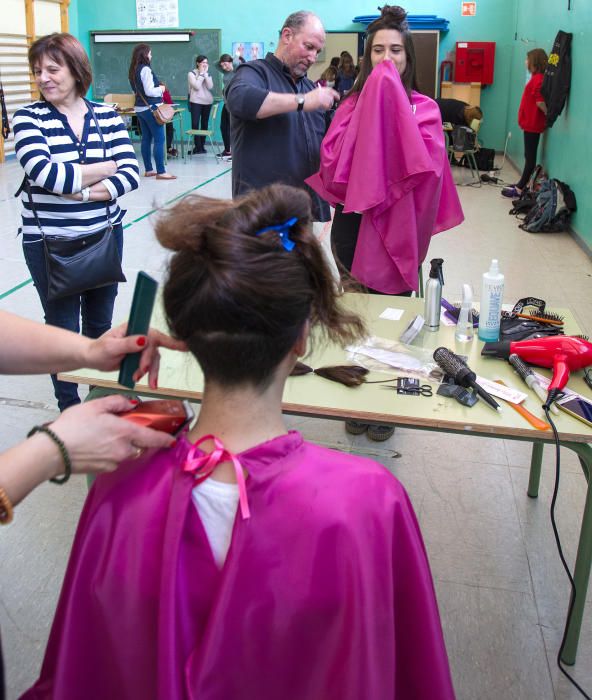 El Instituto Cabo de la Huerta conmemora el Día de la Mujer recaudando cabello y donativos