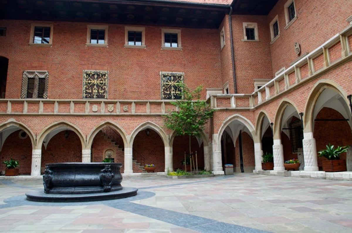 El colegio Maius posee uno de los más bellos patios de Cracovia. El colegio Maius posee uno de los más bellos patios de Cracovia.