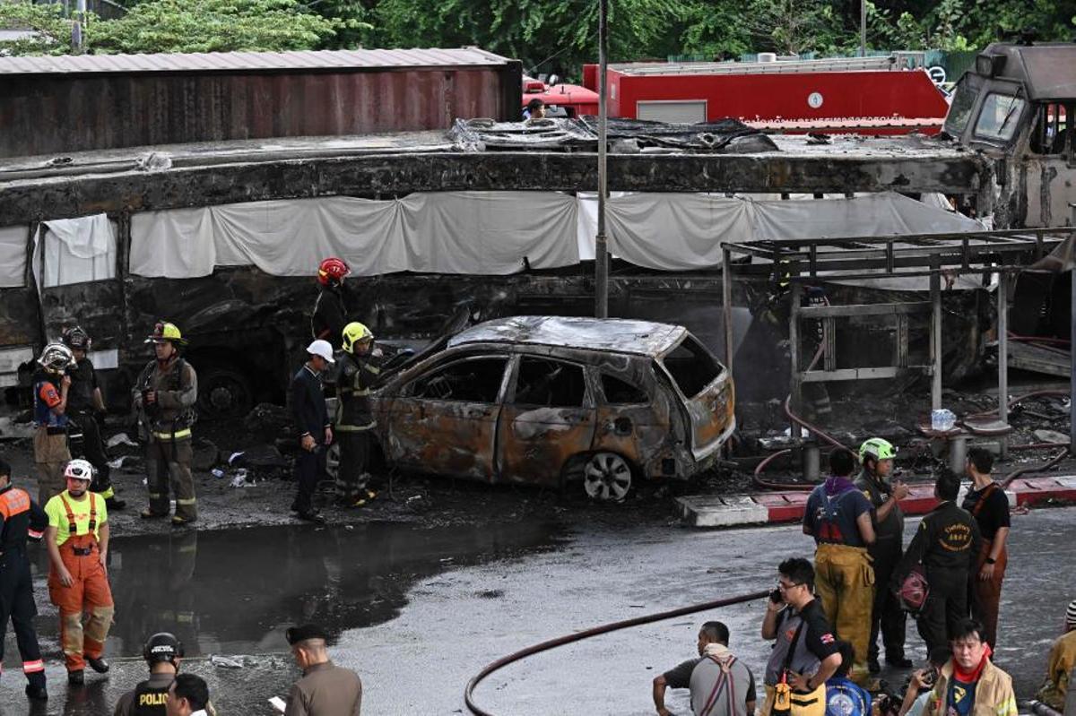 Imágenes del accidente entre un tren y un autobús en Bangkok, que ha dejado al menos ocho muertos y 25 heridos después de que el vehículo se incendiara tras el impacto.