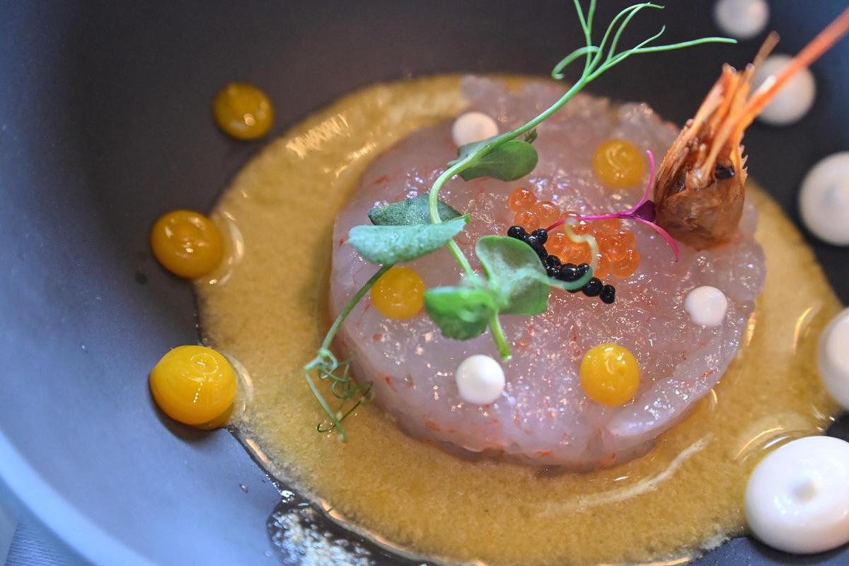 Tartar de quisquilla con gazpacho de alcachofa y perfume de mandarina.