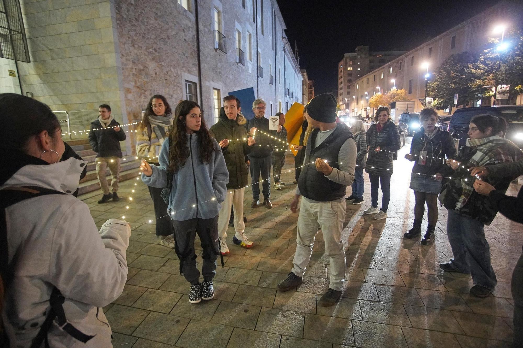 Galeria d'imatges: Flashmob a Girona per les persones sense llar