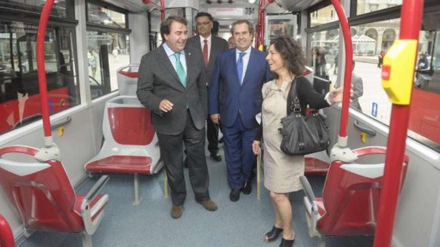 Negreira, Flores, Prada y Freire, ayer, en la presentación de la nueva flota de autobuses. / víctor echave