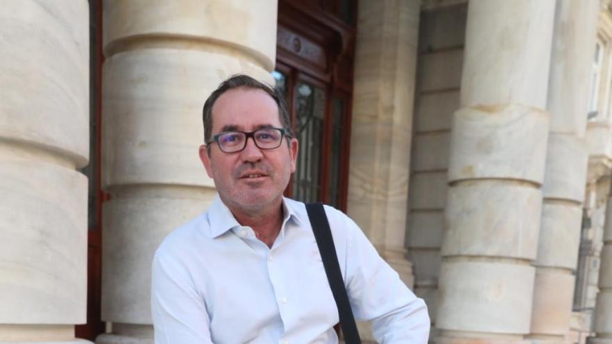 El médico Pablo Cerezuela en la puerta del Ayuntamiento de Cartagena.