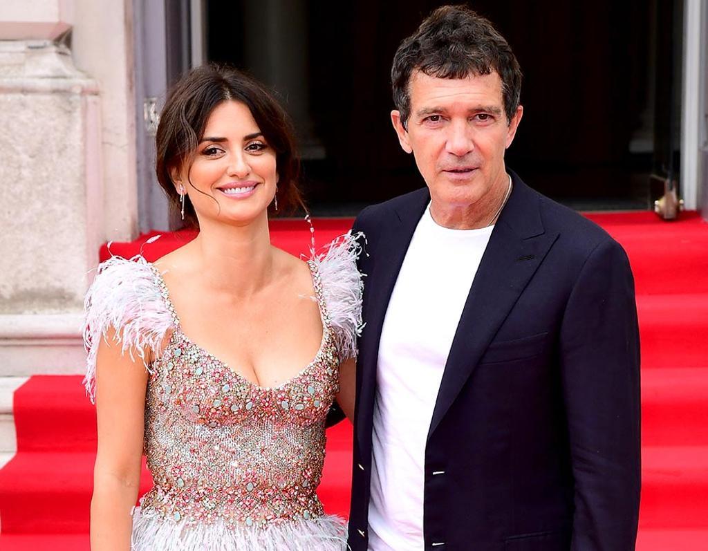 Penelope Cruz y Antonio Banderas posando juntos