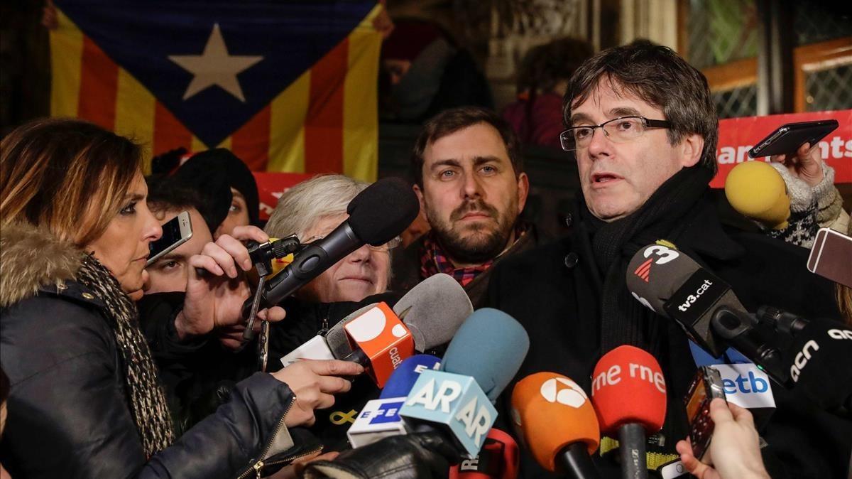 Puigdemont, junto a Comín, en Lovaina (Bélgica).