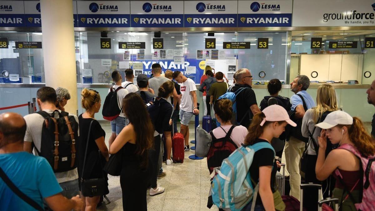 Colas ante los mostradores de Ryanair en El Prat