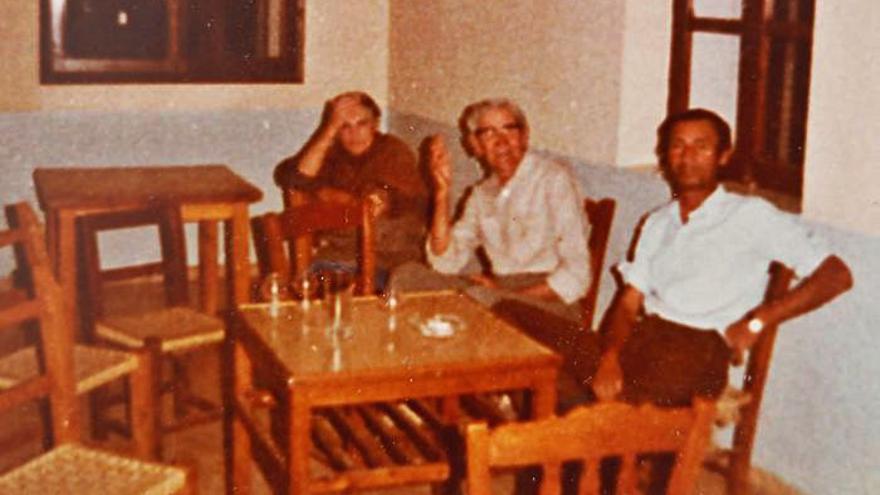 Maria Marí y Bartomeu Marí, a la izquierda, con un amigo en el restaurante familiar en una foto de los años 70. 