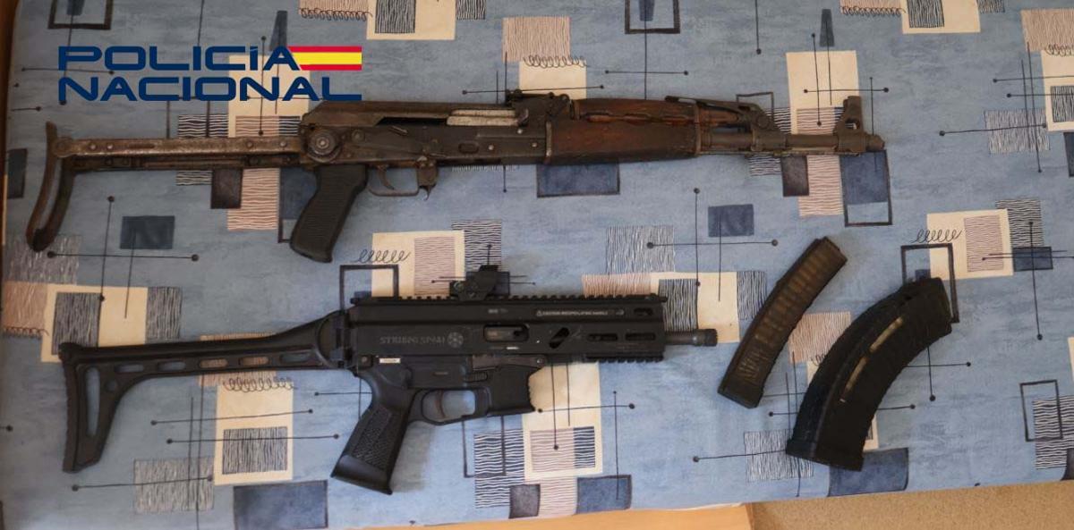 Los dos armas largas halladas en el registro de la vivienda de Tres Arroyos.