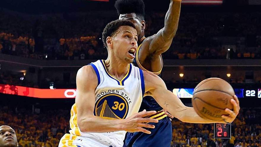 Stephen Curry, de los Warriors, se dispone a realizar un lanzamiento a aro pasado.