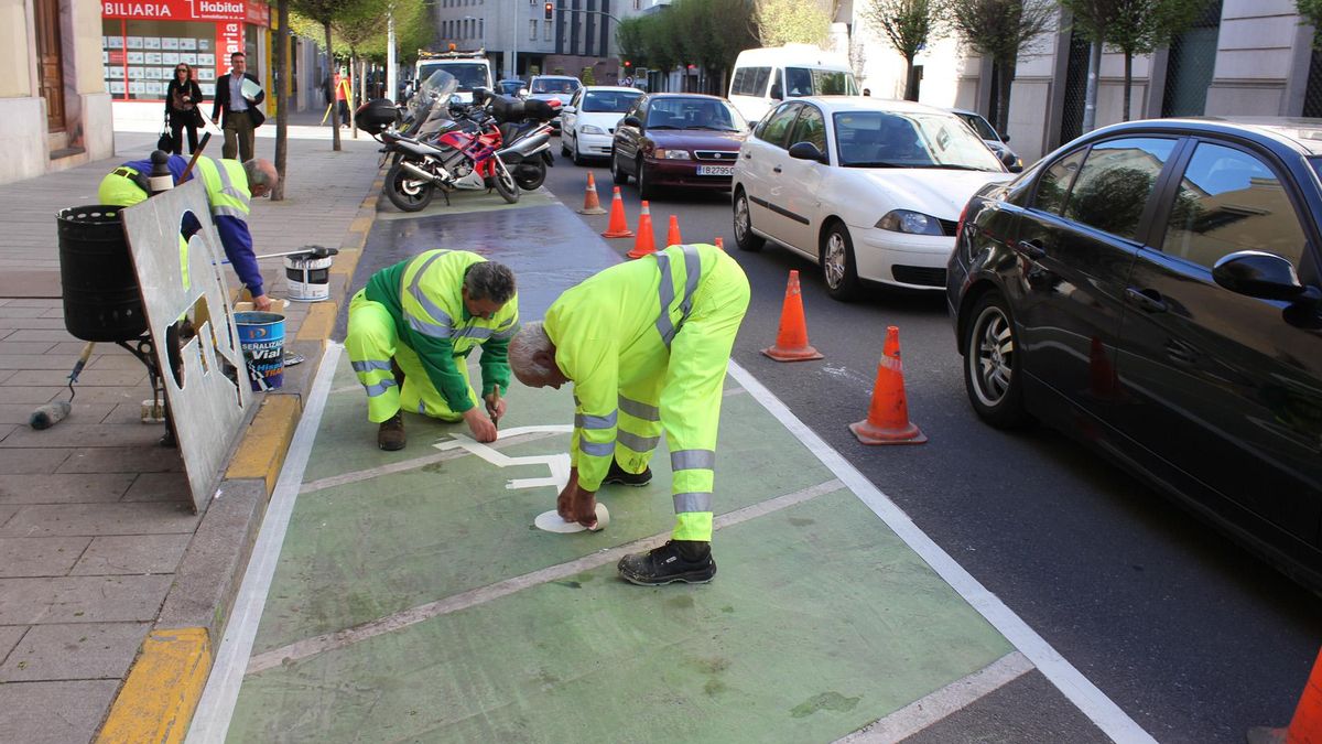 Operarios pintando plazas PMR, imagen de archivo.