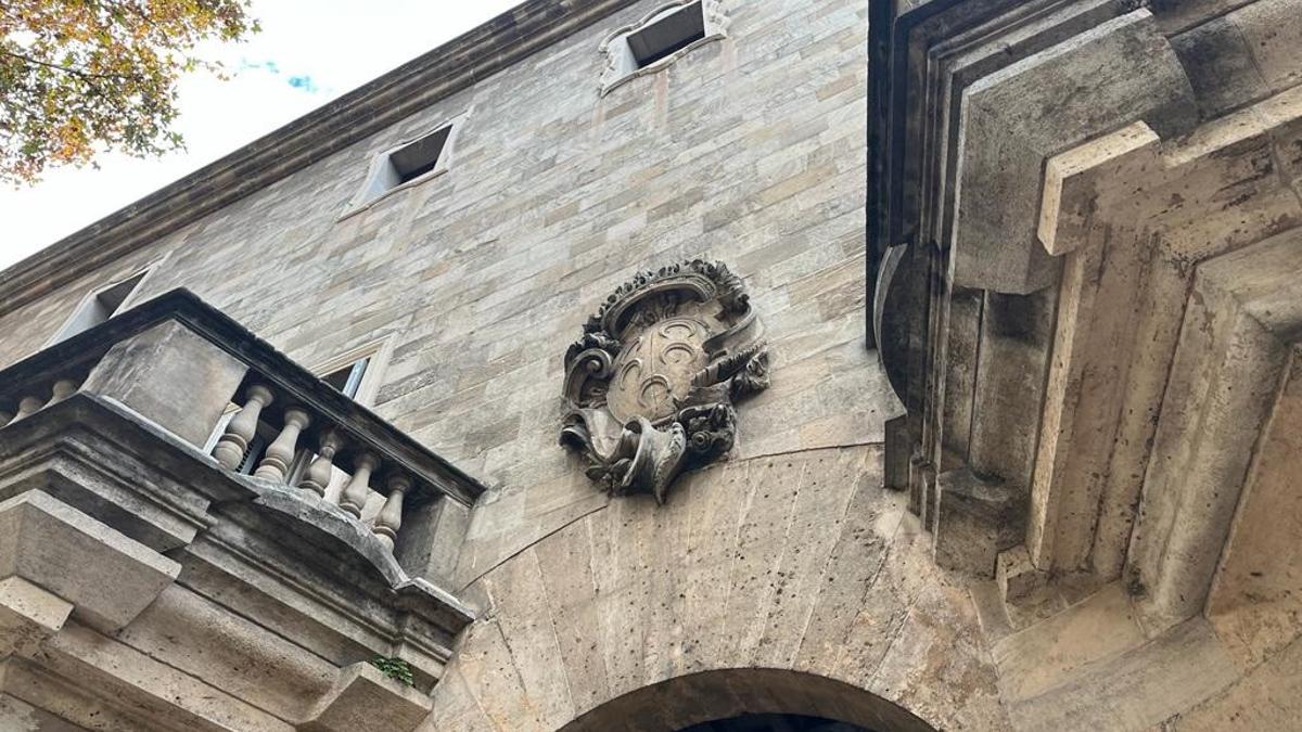 Archivo - Escudo en la entrada de la Audiencia Provincial y el Tribunal Superior de Justicia de Baleares.