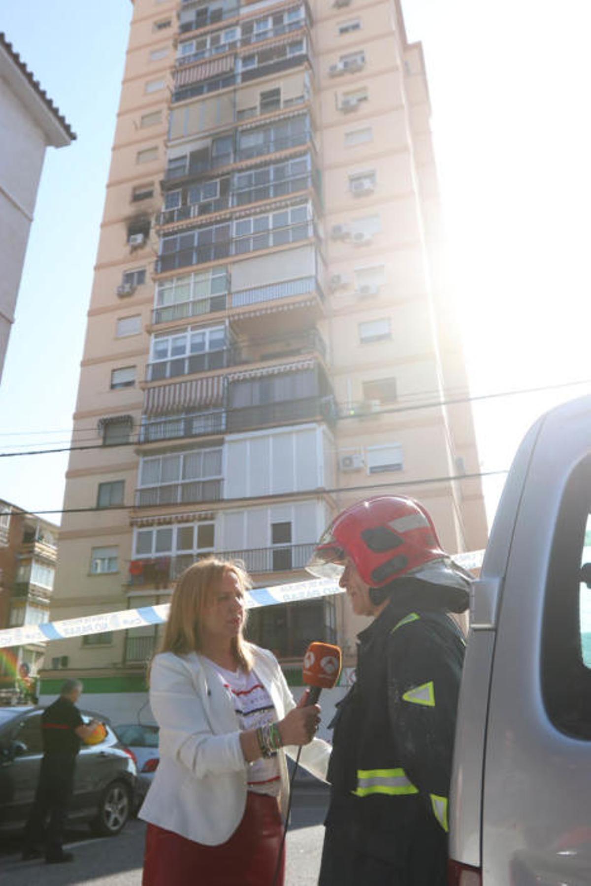 Las llamas se declaraban en la octava planta de un edificio situado en la Plaza de Ronda, en el distrito de Ciudad Jardín Las llamas se declaraban en la octava planta de un edificio situado en la Plaza de Ronda, en el distrito de Ciudad Jardín