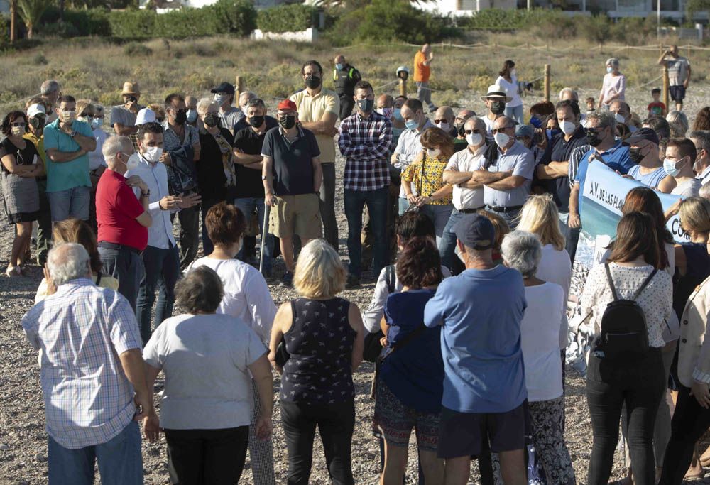 Vecinos de Sagunt protestan, por la falta de criba en el trasvase de piedra, de la playa a Almenara