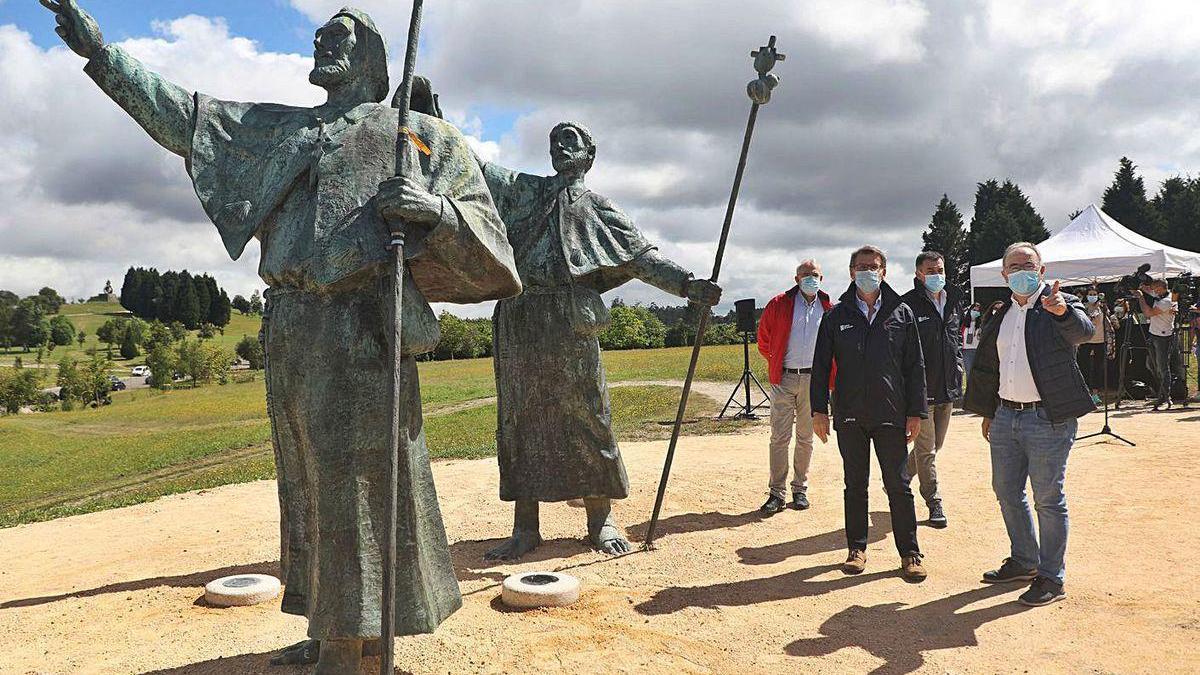 Feijóo, con el alcalde de Santiago, y el conselleiro de Cultura, ayer, en el Monte do Gozo.