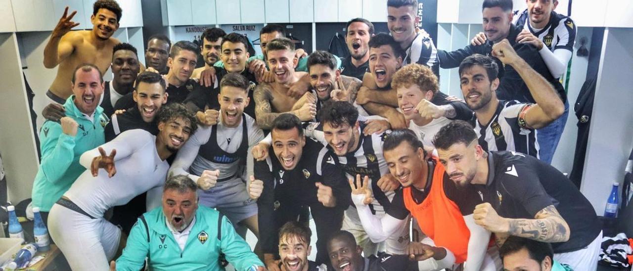 Los jugadores del CD Castellón celebran la victoria ante el Real Murcia.