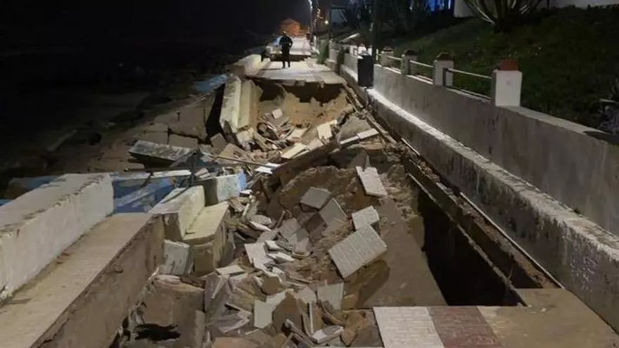 El temporal sigue destrozando el paseo marítimo de Matalascañas en una noche muy complicada