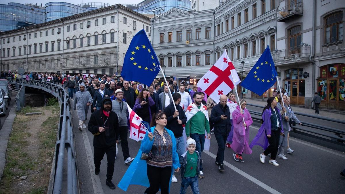 Manifestación en Tiflis a favor de la Unión Europea y en contra de la ley del agente extranjero.
